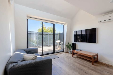 Spacious 2 Bedroom Inner City Townhouse With Private Rooftop - Accommodation QLD 3