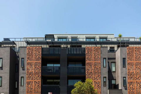Spacious 2 Bedroom Inner City Townhouse With Private Rooftop - Accommodation QLD 1
