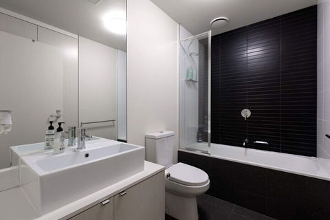 Spacious 2 Bedroom Inner City Townhouse With Private Rooftop - Accommodation QLD 4