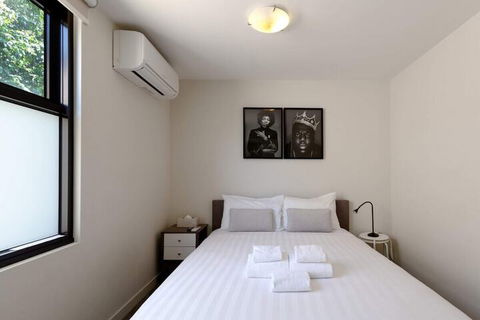 Spacious 2 Bedroom Inner City Townhouse With Private Rooftop - Accommodation QLD 6