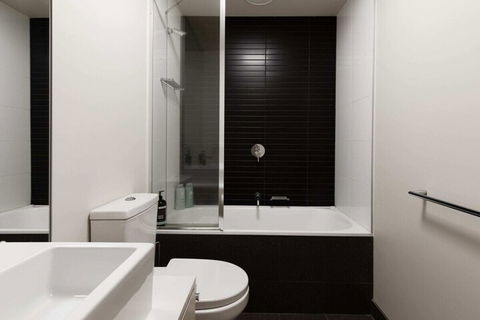 Spacious 2 Bedroom Inner City Townhouse With Private Rooftop - Accommodation QLD 5