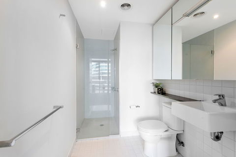 FARINA, 1BDR Docklands Apartment - Accommodation QLD 1