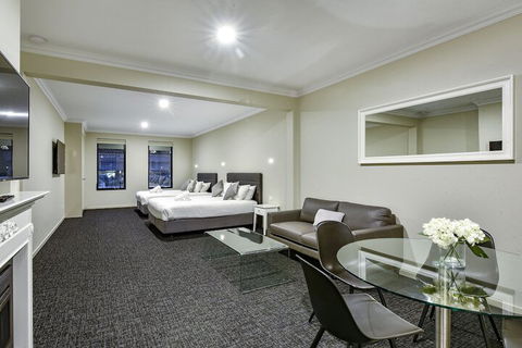 Aloha Central Premium Studios - Accommodation QLD 2