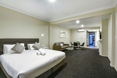 Aloha Central Premium Studios - Accommodation QLD 5