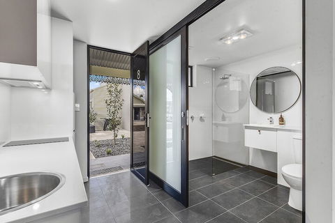 Aloha Central Premium Studios - Accommodation QLD 7