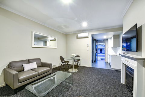 Aloha Central Premium Studios - Accommodation QLD 4