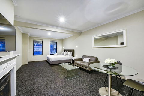 Aloha Central Premium Studios - Accommodation QLD 3