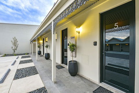 Aloha Central Premium Studios - Accommodation QLD 1