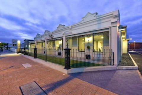 Aloha Central Premium Studios - Accommodation QLD 0