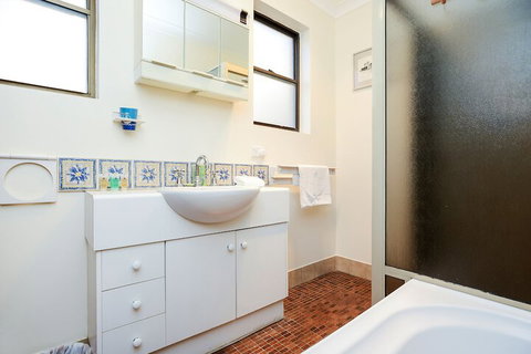 Kestrel Lodge - Accommodation QLD 7