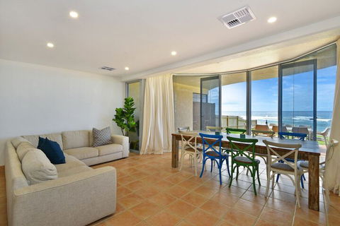 JoeAnne At Blue Bay Absolute Beachfront - Accommodation QLD 6