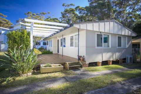 MOLLYMOOK BEACH COTTAGE - Accommodation QLD 3