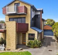 The Island Manor family seaside stay with views - Accommodation QLD