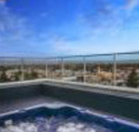 Glenelg Skyline Penthouse WiFi - Accommodation QLD