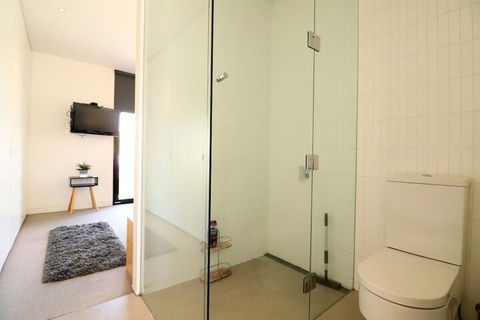 Inspired Designer Carlton North Terrace - Rejuvenate Stays - Accommodation QLD 7