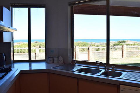 Watersun Beach House - Accommodation QLD 4