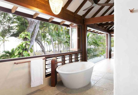 Spice At Oak Absolute Oceanfront House - Accommodation QLD 5