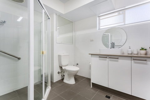 Laman Lodge Unit 2 15 Laman Street - Accommodation QLD 3