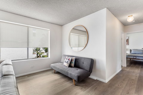 Laman Lodge Unit 2 15 Laman Street - Accommodation QLD 5