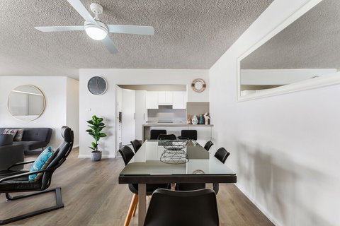 Laman Lodge Unit 2 15 Laman Street - Accommodation QLD 1