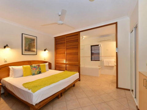 Poolside At Hibiscus - Accommodation QLD 5
