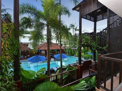 Poolside At Hibiscus - Accommodation QLD 6