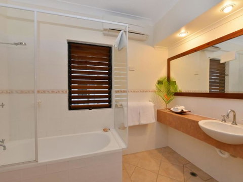 Poolside At Hibiscus - Accommodation QLD 2