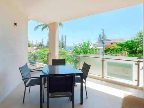 Bimbadeen Unit 3 Across From The Beach Lift In Complex - Accommodation QLD 4