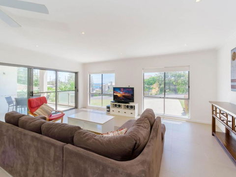 Bimbadeen Unit 3 Across From The Beach Lift In Complex - Accommodation QLD 5