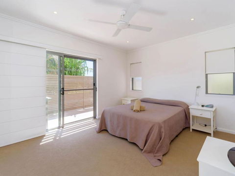 Bimbadeen Unit 3 Across From The Beach Lift In Complex - Accommodation QLD 3