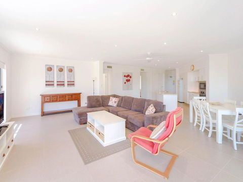 Bimbadeen Unit 3 Across From The Beach Lift In Complex - Accommodation QLD 6