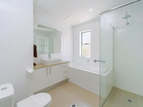 Bimbadeen Unit 3 Across From The Beach Lift In Complex - Accommodation QLD 1