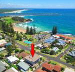 Bimbadeen Unit 3 across from the beach lift in complex - Accommodation QLD