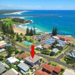 Bimbadeen Unit 3 Across From The Beach Lift In Complex - Accommodation QLD 0