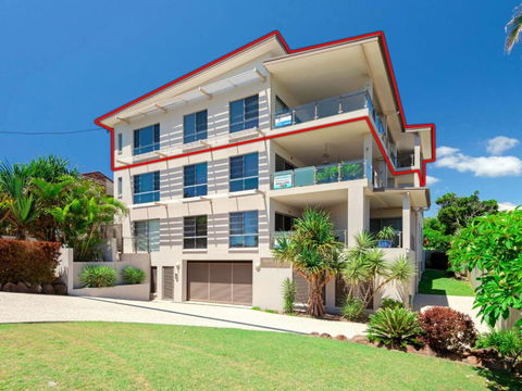 Bimbadeen Penthouse Across The Road From Main Beach! - Accommodation QLD 3
