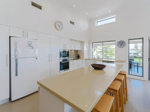 Bimbadeen Penthouse Across The Road From Main Beach! - Accommodation QLD 1