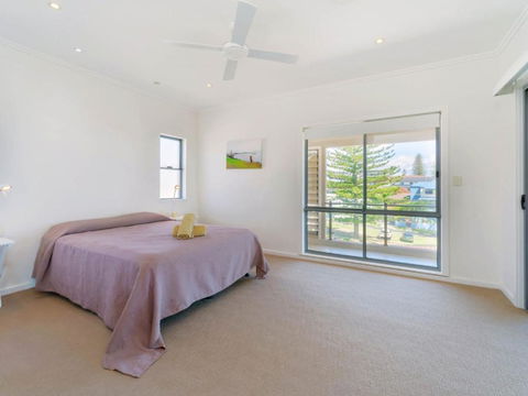 Bimbadeen Penthouse Across The Road From Main Beach! - Accommodation QLD 2