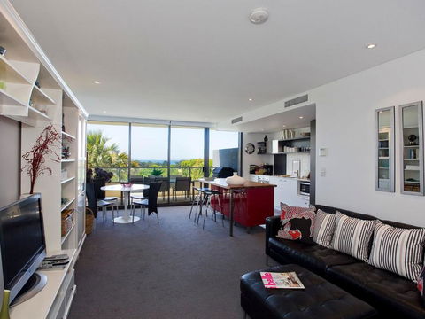 LORNE CHALET APARTMENT 10 Ask About Midweek Deals - Accommodation QLD 1
