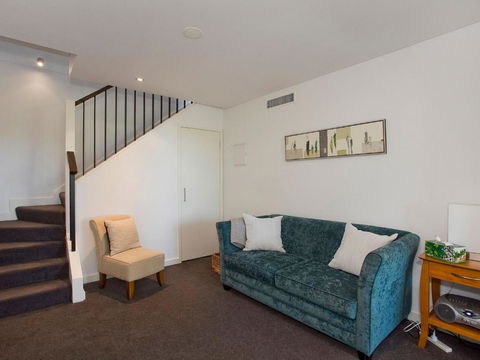 LORNE CHALET APARTMENT 10 Ask About Midweek Deals - Accommodation QLD 4
