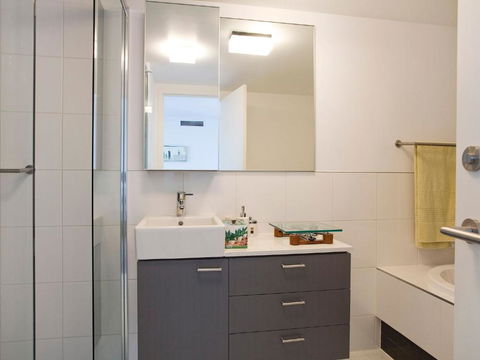 LORNE CHALET APARTMENT 10 Ask About Midweek Deals - Accommodation QLD 2