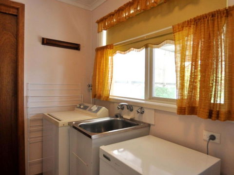 RETRO RETREAT INLET SIDE - Accommodation QLD 4