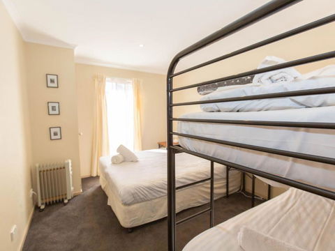 Acacia 5 / 2 Kirwan Close - Accommodation QLD 4