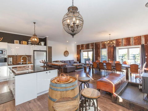 Oak & Barrel / 7 Twynam Street - Accommodation QLD 4