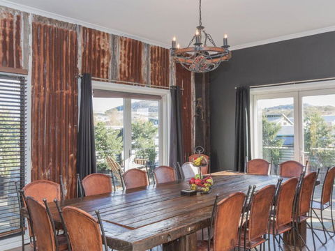 Oak & Barrel / 7 Twynam Street - Accommodation QLD 5