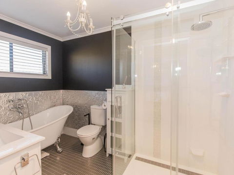 Oak & Barrel / 7 Twynam Street - Accommodation QLD 3