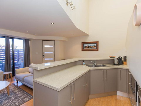 Khione 5 / 23 25 Kirwan Close - Accommodation QLD 2