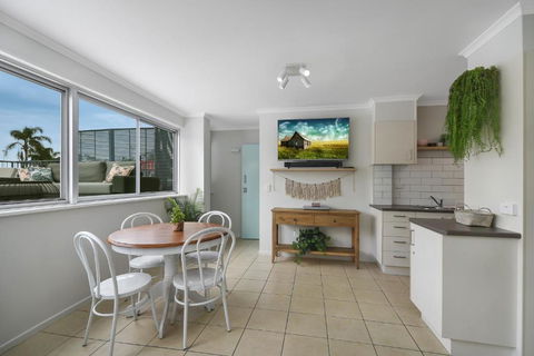 Renovated Moololaba Unit 100m To Beach - Accommodation QLD 5