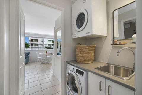 Renovated Moololaba Unit 100m To Beach - Accommodation QLD 2