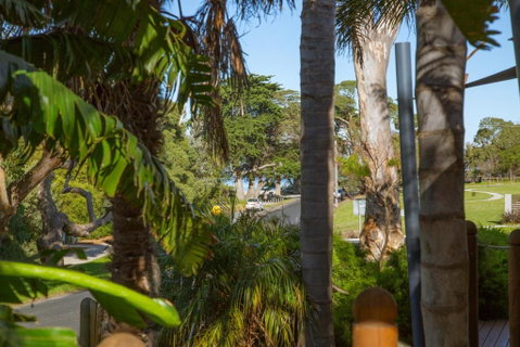 SAILS TWO INVERLOCH - Accommodation QLD 5