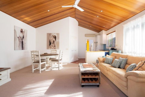 SAILS TWO INVERLOCH - Accommodation QLD 3
